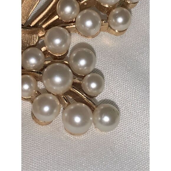 Vintage Large Crown Trifari Faux Pearls Brushed Gold Tone Berris Branch Brooch P - Picture 7 of 14
